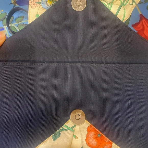 Gucci Flora Vintage Bow Clutch with Detachable Crossbody Strap - Picture 13 of 17